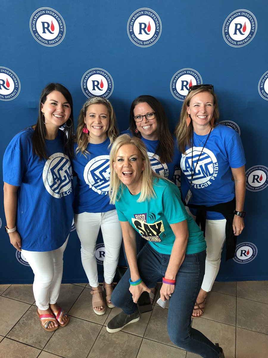 acm_falcons's tweet photo. Meet the newest addition to our fourth grade team! π @3jstone come hang out with us anytime! #photobomb #ACMexcellence #RISDgreatness #RISDConvocation19 #risdsaysomething https://t.co/wBZhnIKG5j
