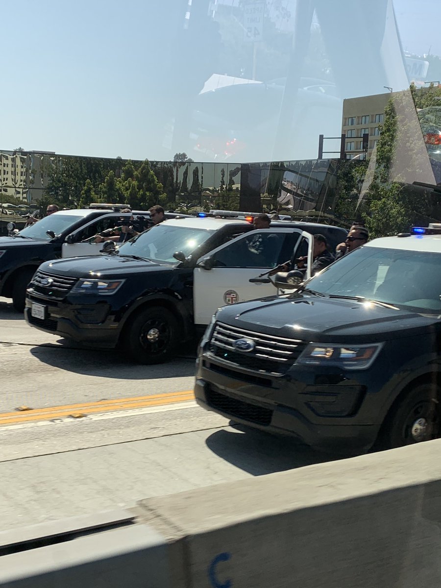 SlippinMickeys's tweet photo. Welcome home? #LosAngeles #CarChase #FourOFive https://t.co/7q7G7q4psh