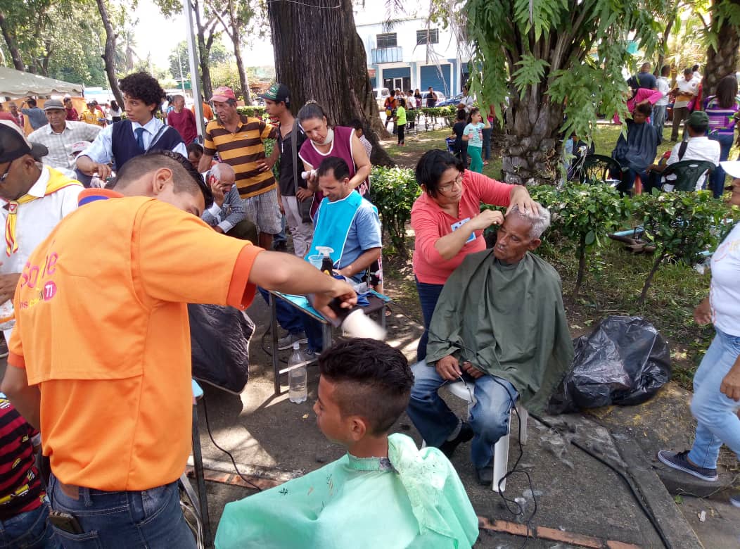 CercadeTi_Acari's tweet photo. En ACARIGUA mas 350 personas se beneficiaron con el corte de cabello en nuetro #CercaDeTi2019 #CercaDeTiVzla https://t.co/IeAvf9ThcA