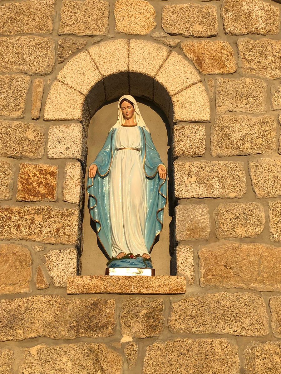 CPedinielli's tweet photo. poursuite et fin de la rénovation de l’église du hameau de Chialza 
💙mise en place ce soir de la statue de la vierge Marie .
💙Le village réuni devant son église 
💙Quand les élus travaillent les projets aboutissent 
 #tallà #Chialza #Cd2a #cdc https://t.co/kwimVn936z