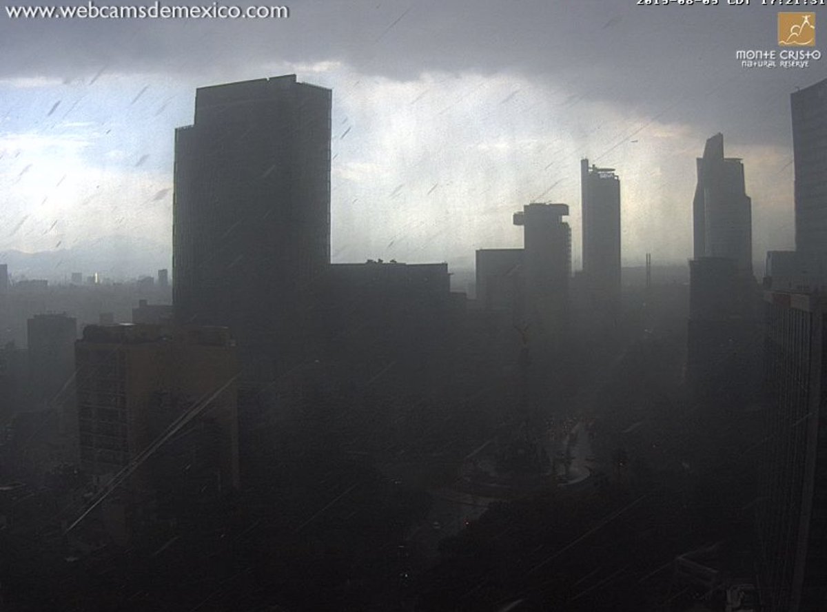 SkyAlertStorm's tweet photo. ATENCIÓN! Mega tormenta en la CDMX! Afectando al norte, oriente y centro. Avanza a poniente y sur. Rachas de viento entre 35 y 45km/h. https://t.co/PDWR8AdAsJ