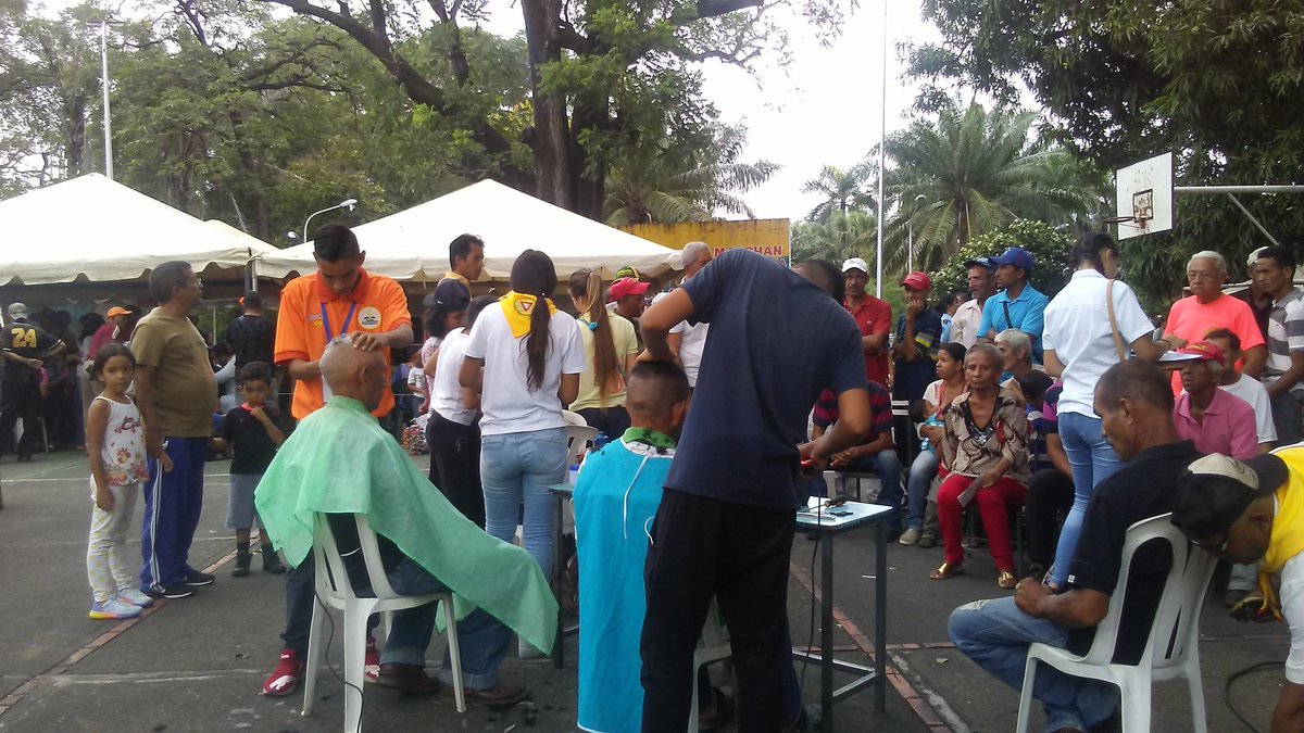 CercadeTi_Acari's tweet photo. En ACARIGUA mas 350 personas se beneficiaron con el corte de cabello en nuetro #CercaDeTi2019 #CercaDeTiVzla https://t.co/IeAvf9ThcA