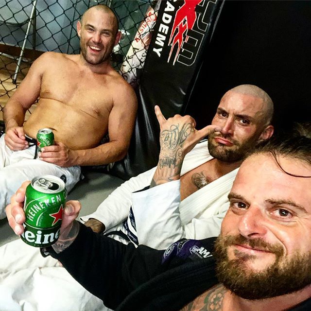 beerjitsulife's tweet photo. We try to break each others limbs or choke each other unconscious and after have some beers 🤣🤣 this is the @beerjitsulifestyle 💪🏻👊🏻🤙🏻.
.
#柔術 #🇯🇵🇧🇷 #bjj #bjjlifestyle #bjj4life #jiujitsu #jiujitsulifestyle #mma #jiujitsusavedmylife #fitness #beerjitsu… https://t.co/GwI4P9gVBc https://t.co/ecNfLIlweO
