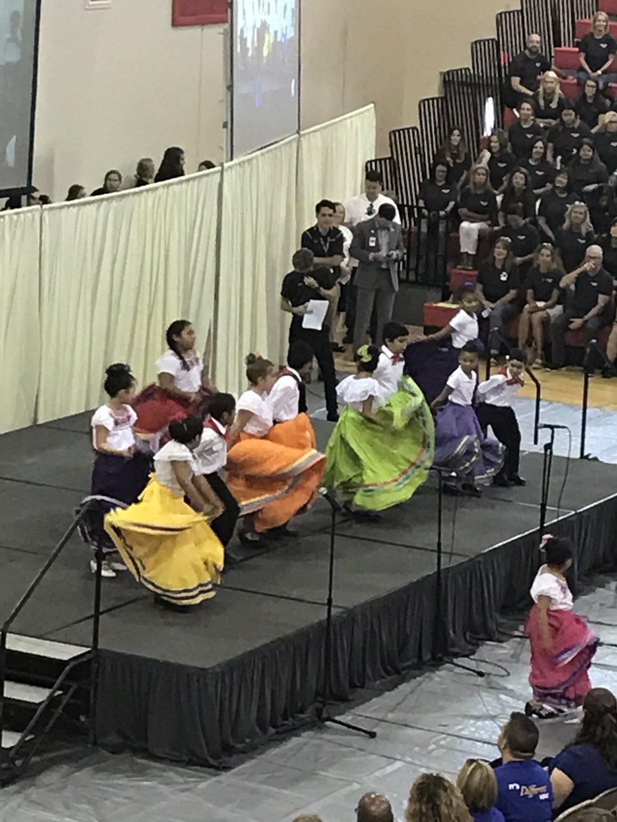 PHEHuskies's tweet photo. Leander ISD Convocation!!! #buildingrelationships #get2Phe #PHEhuskies https://t.co/Frgi9otpuD