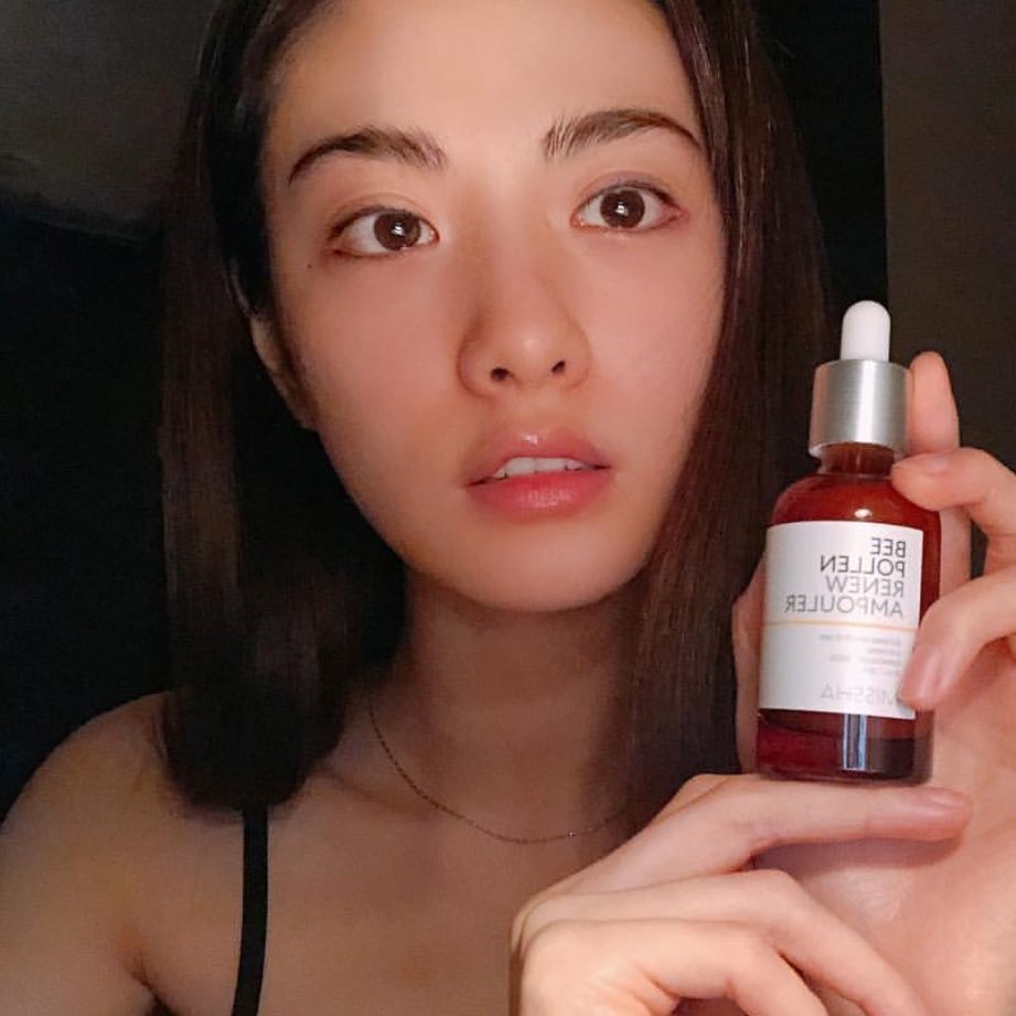 JIEYNANA's tweet photo. She smiles. I’d promote this using Adrian’s phone. https://t.co/fhD8xT1akE