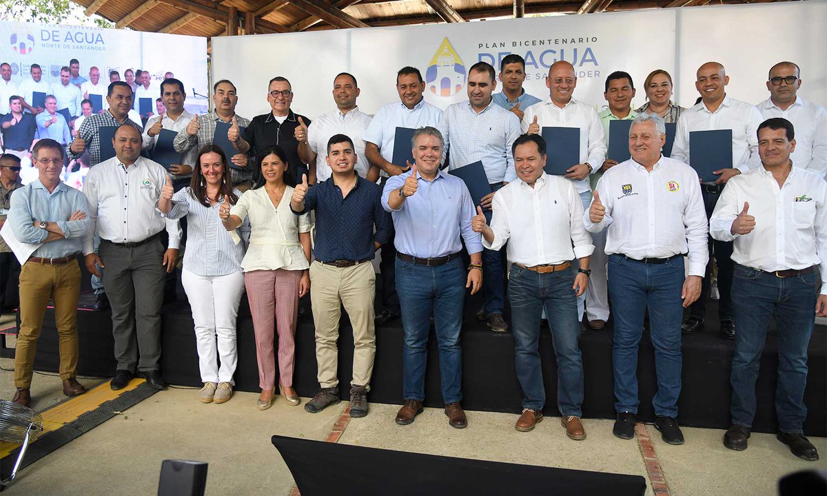 infopresidencia's tweet photo. El Presidente @IvanDuque lanzó el Plan Bicentenario de Agua para Norte de Santander y entregó a los alcaldes de 12 municipios de esta región del país 19, proyectos para soluciones de acueducto y saneamiento básico en más de 20 corregimientos. #PactoPorElAgua #JuntosAvanzamos https://t.co/6g2mSrdIyT