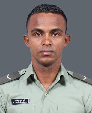 LtGenShamaal's tweet photo. LCPL Ali Saleem Ibrahim of Presidential Guards showed exemplary conduct during an incident last night while he was off duty by assisting a young lady who was injured in an accident. 

Extremely proud of this young soldier who has shown true embodiment of the “Uniform“ values. https://t.co/vSTfGbHMoW
