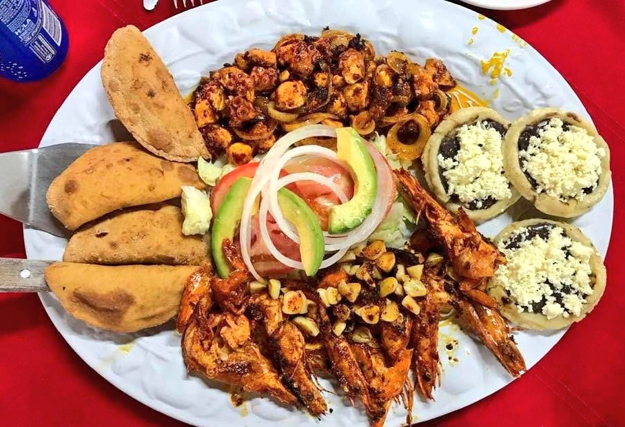 Sectur_Acapulco's tweet photo. Llega el #FinDeSemana en el #VeranoEnAcapulco, ideal para saborear un exquisito #PescadoALaTalla en #PlayaBonfil en Rest. Bar Las Gaviotas con excelente servicio y variedad gastronómica

#Verano2019 #Acapulco

@AcapulcoGob @Adela_Roman @JoseLBasilio @VisitaPuebla @webcamsdemexico https://t.co/XaCBJ9VHyl