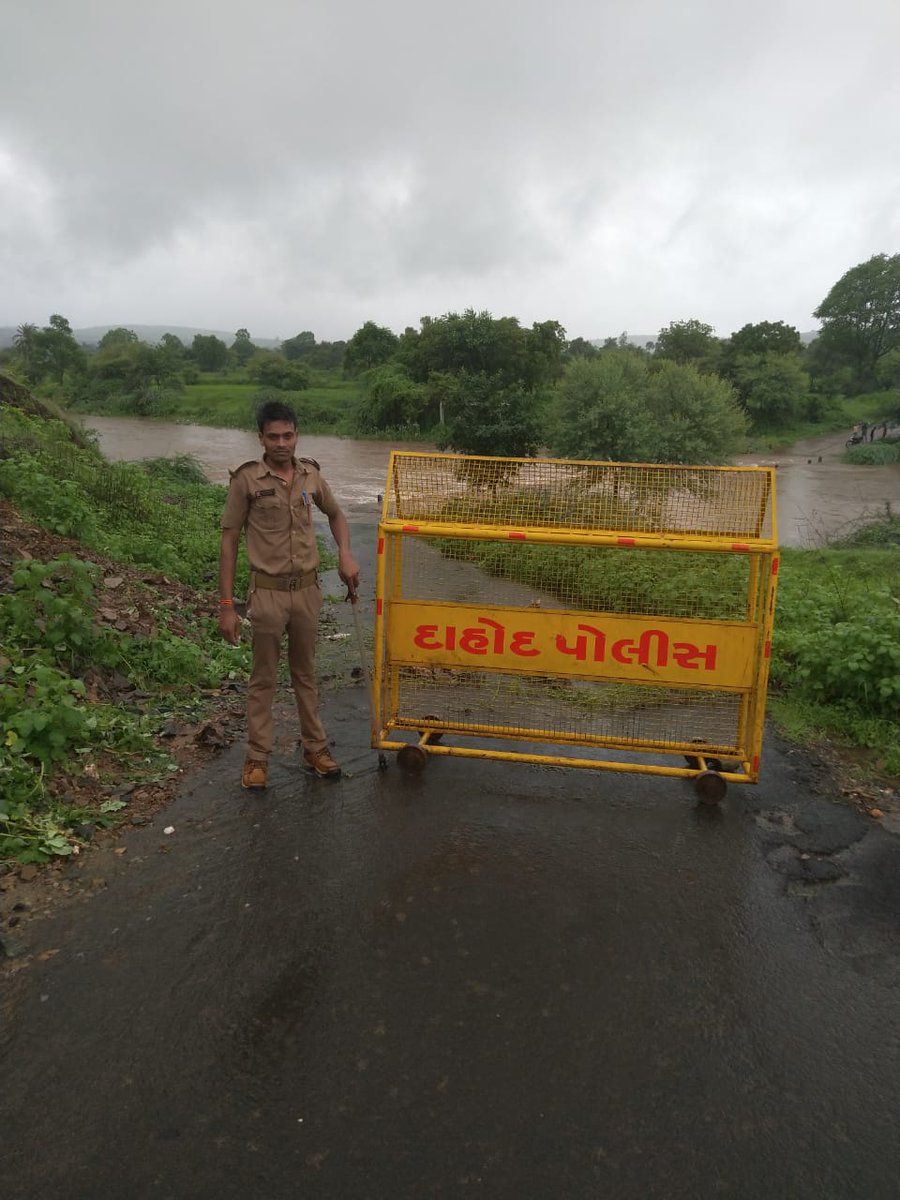 It need great dedication and commitment to stand here and protect people from crossing the river flow. Our police force stand out in all difficult situation to protect us from every difficulty. Salute to the police force. <a href="/CMOGuj/">CMO Gujarat</a> <a href="/dgpgujarat/">DGP Gujarat</a> @GSDMA_Gujarat