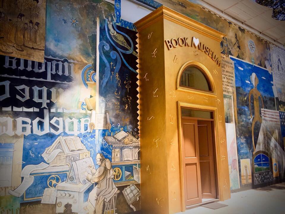 barbarasbooks's tweet photo. #nationalbookloversday In Marikina City, Philippines, there is the beloved Book Museum. The founder of the museum, Dominador Buhain, travels the world to collect valuable books. Here, the museum’s “book” entrance and an old book printing press. #bookmuseum #barbarasbookstore https://t.co/1vIQ48wOWr