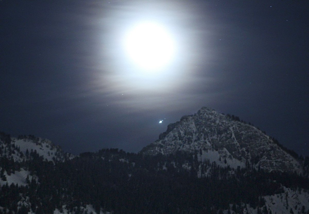 TetonSkies's tweet image. Tonight, a waxing gibbous #Moon and #Jupiter will be at an #appulse, or the closest visual distance to one another. Jupiter and its four largest moons will aligned so that all #Galilean moons will be visible when seen through binoculars or a #telescope.

Image credit: @NASA