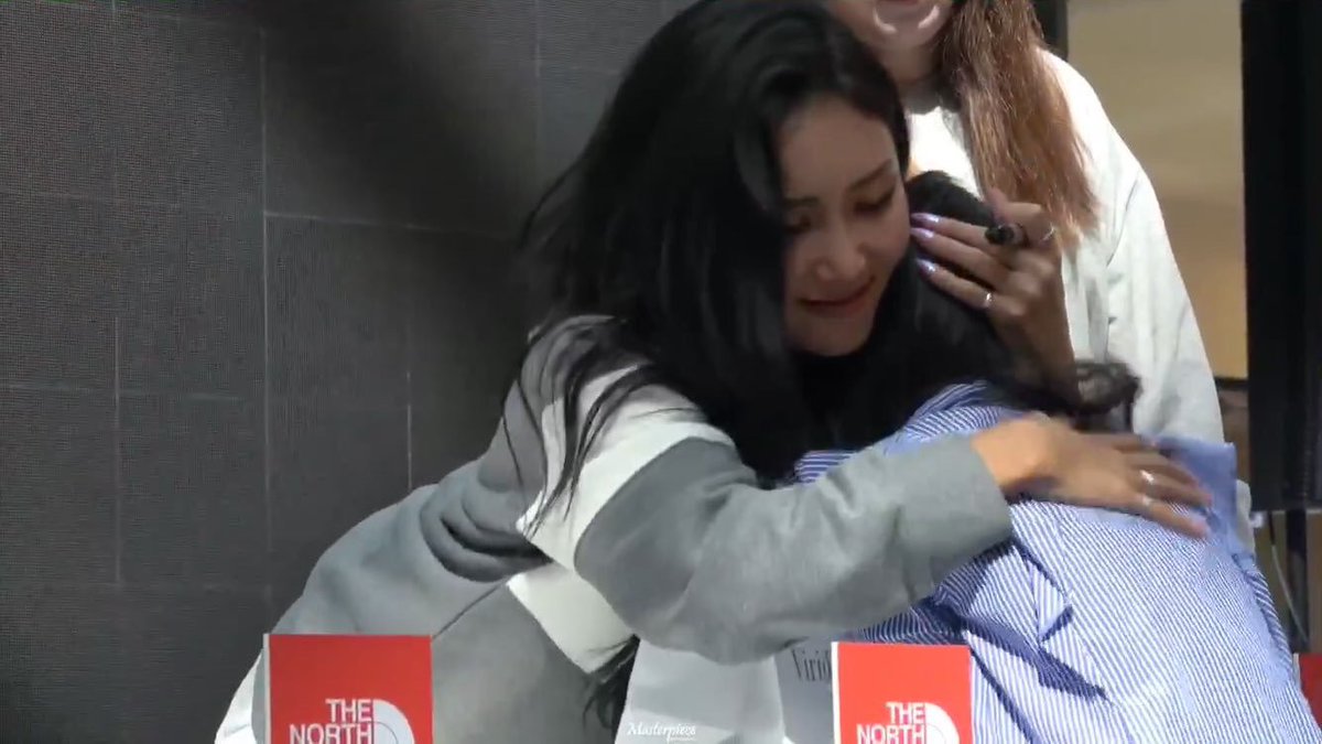 This was during Hwasa's first solo fansign, she gave children the softest hugs and even played with them