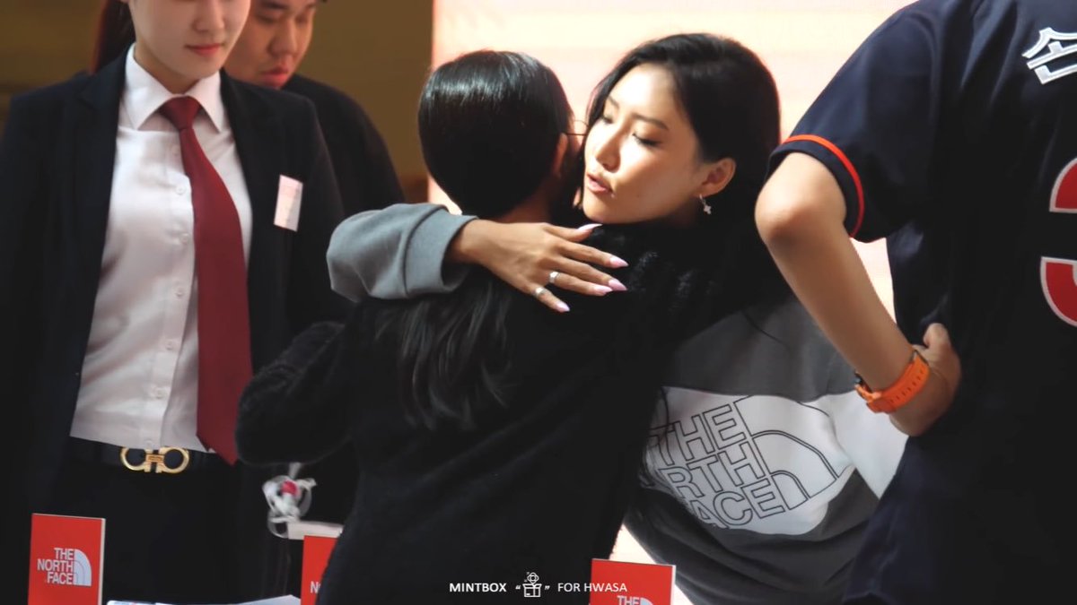 This was during Hwasa's first solo fansign, she gave children the softest hugs and even played with them