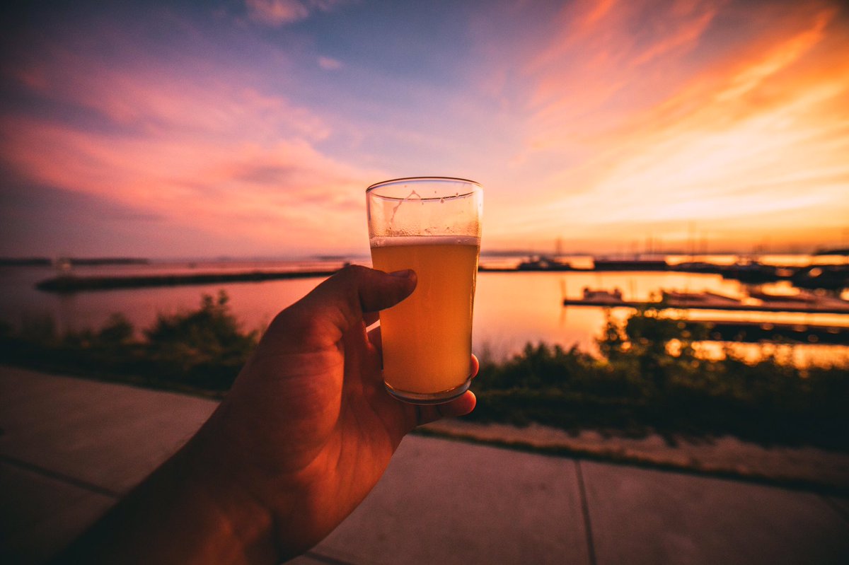 FrostBeerWorks's tweet photo. Cheers to August, fresh Ponyboy, and spectacular sunsets. #enjoysummertime #beersandheat #citramosaicfordays #happyfriday https://t.co/Vephuenh1N