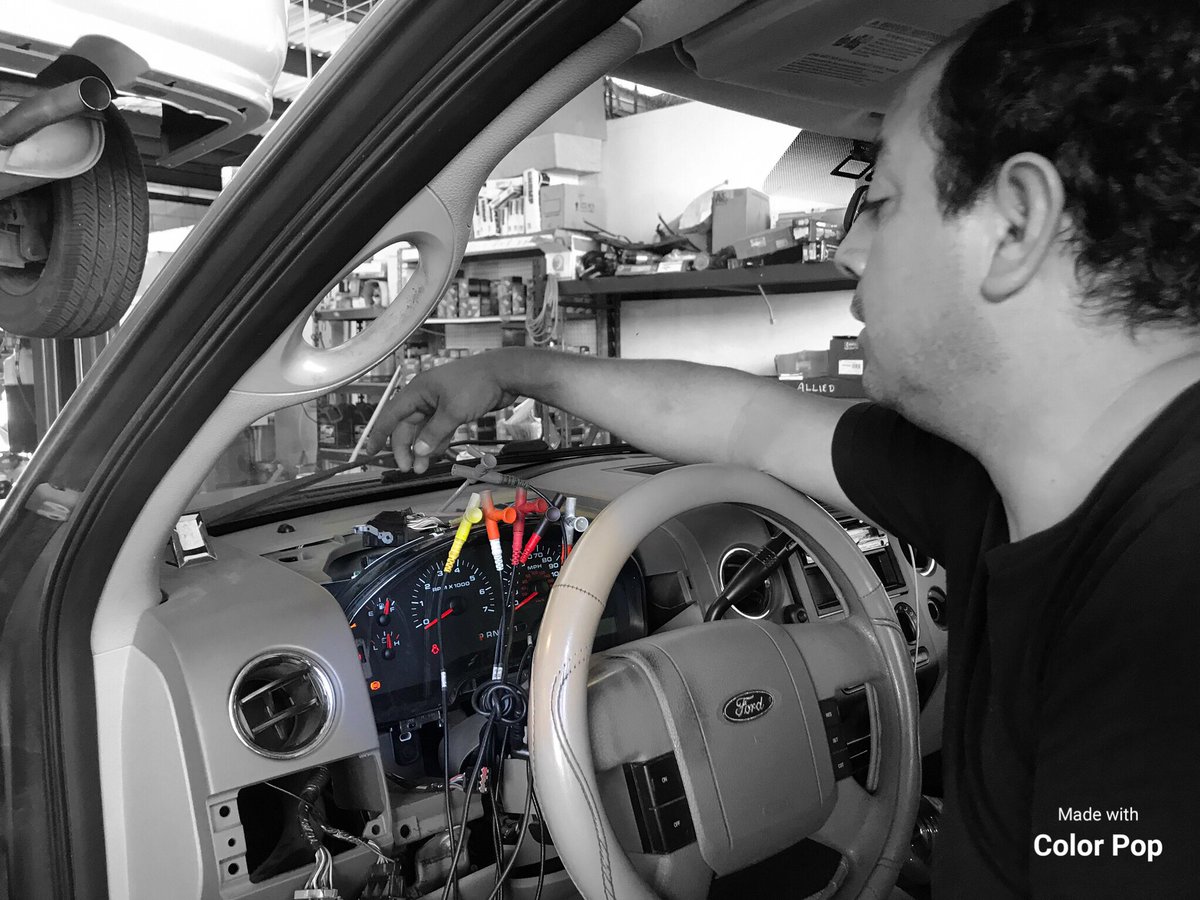 Fernando working on a instrument cluster and having fun performing what he likes the most, trouble shooting! ⚡️ #aztekautorepair🚗 #automotive #autorepairs #blownfuse #dashboard #dashboardlights #digitaldash #instrumentcluster #troubleshooting