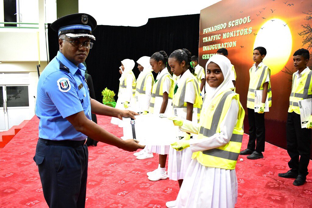 PoliceMv's tweet photo. Sh.Funadhoo School ge Traffic Monitors Program rey ifthithaah kuravvaifi. Mi program gai #FunadhooPolice aai #TrafficPolice gulhigen 36 dharivarun thamreenu kurumah fahu certificate aai tag adhi vest havaalu kurevifaivey. https://t.co/piWKsWqqdP