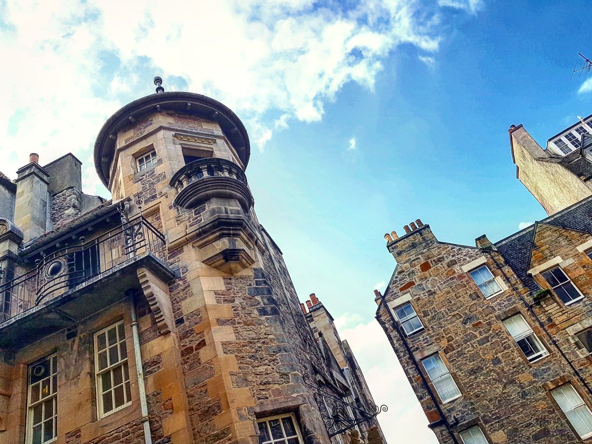 TomosNolanPhoto's tweet photo. Rooftops in Edinburgh 
.
.
#photography #scotland #castle #landscape #edinburgh #rooftops #buildings https://t.co/MaHEtYMt1a