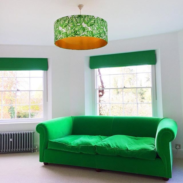 💚So much that we love in this customer pic!!
The velvet sofa, matching blinds, original refurbished radiator, XL monstera leaf shade... and those sash windows! 😍
.
.
.
.
#interiors #green #interiordesign #tropical #botanical #lighting #lightingdesign… ift.tt/2YwUGey