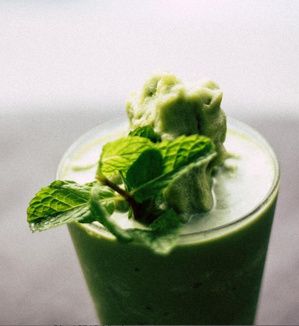 Midtown_Mtl's tweet photo. This month’s #smoothie is a Vincent Turcotte creation. #Kale, pineapple, banana, lemon, #ginger, honey and #coconut water. #Good stuff! Stop by MCafé for a taste https://t.co/ZySYwXU3tm