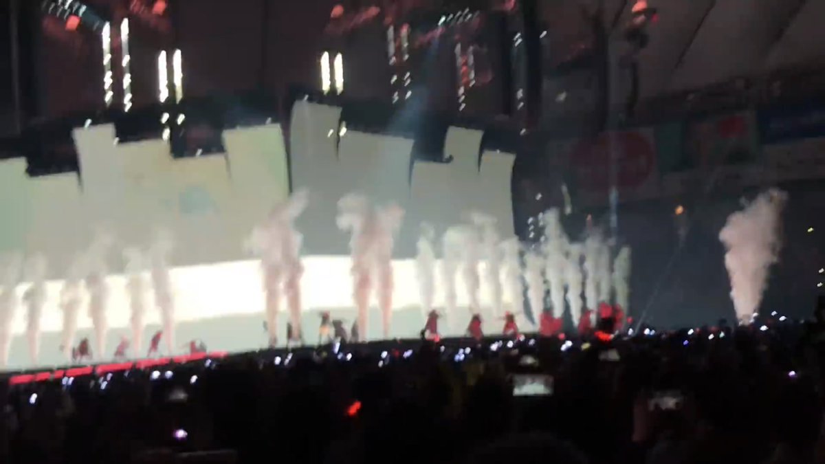 KatieJeanQueen's tweet photo. Did @taylorswift13 put #pastel #invisiblesmoke at start of rep tour, bookended by the pastels of final song #tiwwchnt? Then #memusicvideo kicks off TS7 #lover era with ts6 mirrored image visuals AND THE KALEIDOSCOPE TRANSITION AT LONDON 🤯🦋🤯

I-          

#LoverIn14Days https://t.co/4MvGzi6yev