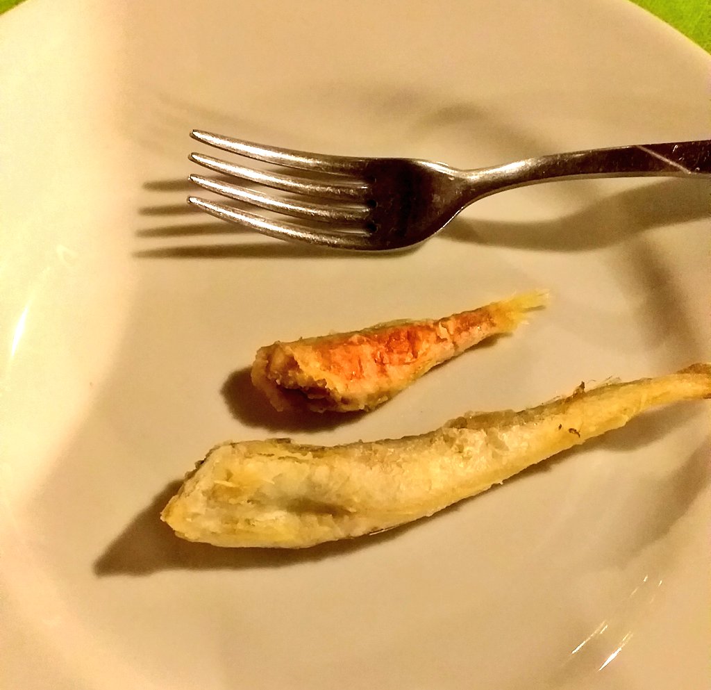 nico_fournier's tweet image. Holidays are also an opportunity to see the damages of #overfishing:  Minuscule #undersize #RedMullet &amp;amp; #hake (both heavily overfished!) in a seafood restaurant in #Peschici, Italy. It's illegal to serve babyfish #Nasello #triglia #pesce #sottomisura #FishSizeMatters