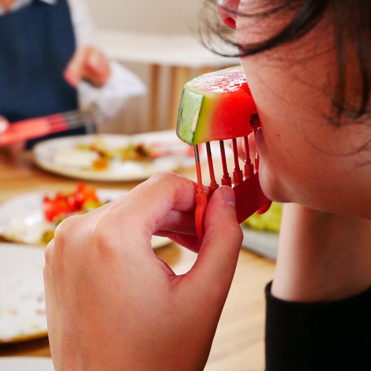 RColleyArtist's tweet photo. Massive thanks to @ClayhillArts for everything! This weeks fantastic residency opportunity has provided me with a great deal of ‘food for thought’! Thank you for supporting me to hold an interactive event where participants wore #foodwaste & used #AmbiguousImplements to eat with! https://t.co/Y1lJDdrYU4