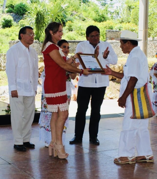 karlarfb13's tweet photo. U máank'iinal máasewáal kaajo'ob 2019. En nuestros pueblos originarios reside la invaluable riqueza cultural, costumbres y tradiciones. Hoy en representación del H. Congreso del Estado asistí a la Celebración del Día Internacional de los Pueblos Indígenas. 
 #Distrito14 #Teabo https://t.co/iLOjDqBMp1