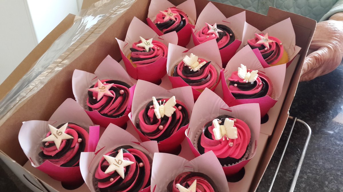 S_cakes_stuff's tweet photo. Sweet 16 cupcakes #vanilla #chocolate #PinkBlack https://t.co/nqSpXy2sXV