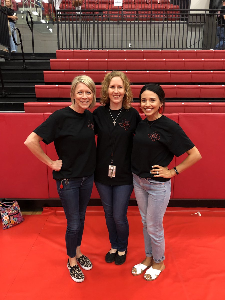 Fabulous #CISDConvo19 this morning! Excited to teach with these two this year in 8th grade science!  <a href="/StreyKelly/">Kelly Strey</a> <a href="/covingtonbri/">Briana Covington</a>
