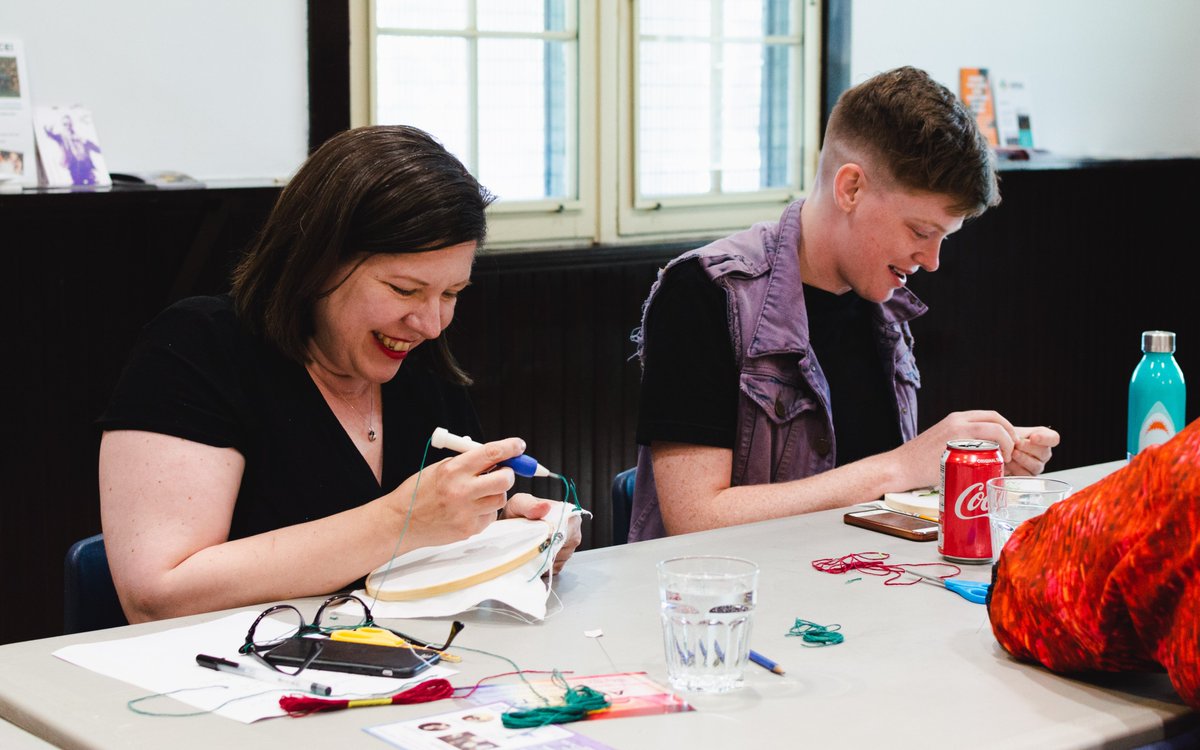 EastEndArtsTO's tweet photo. Our wonderful😁facilitator Skylar Cheung, looped➰ participants in at our 5th ArtMEETS workshop - Punch Needle Embroidery🧵&amp; taught them the basics of #punchneedling! Our next ArtMEETS #workshop, Printing w/ Plant Juices🌿w/ @AscencaoTeresa is this Sat Aug 10 at our clubhouse🏡! https://t.co/xaxWU4ujsJ