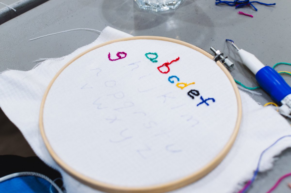EastEndArtsTO's tweet photo. Our wonderful😁facilitator Skylar Cheung, looped➰ participants in at our 5th ArtMEETS workshop - Punch Needle Embroidery🧵&amp; taught them the basics of #punchneedling! Our next ArtMEETS #workshop, Printing w/ Plant Juices🌿w/ @AscencaoTeresa is this Sat Aug 10 at our clubhouse🏡! https://t.co/xaxWU4ujsJ