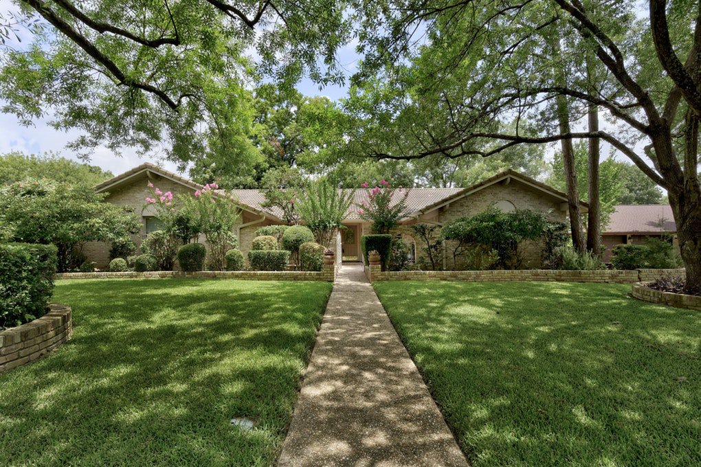 Wes_Womack's tweet photo. A charming and spacious one-story home with 4 bedrooms/3baths w/ 2 living rooms and a home office!
10708 Pinehurst Drive
Offered at $400,000
#womackrealestate #sellingaustin #austinrealtor
#austinbrokers #austinrealestate
@ Austin, Texas https://t.co/AahFp70sqk