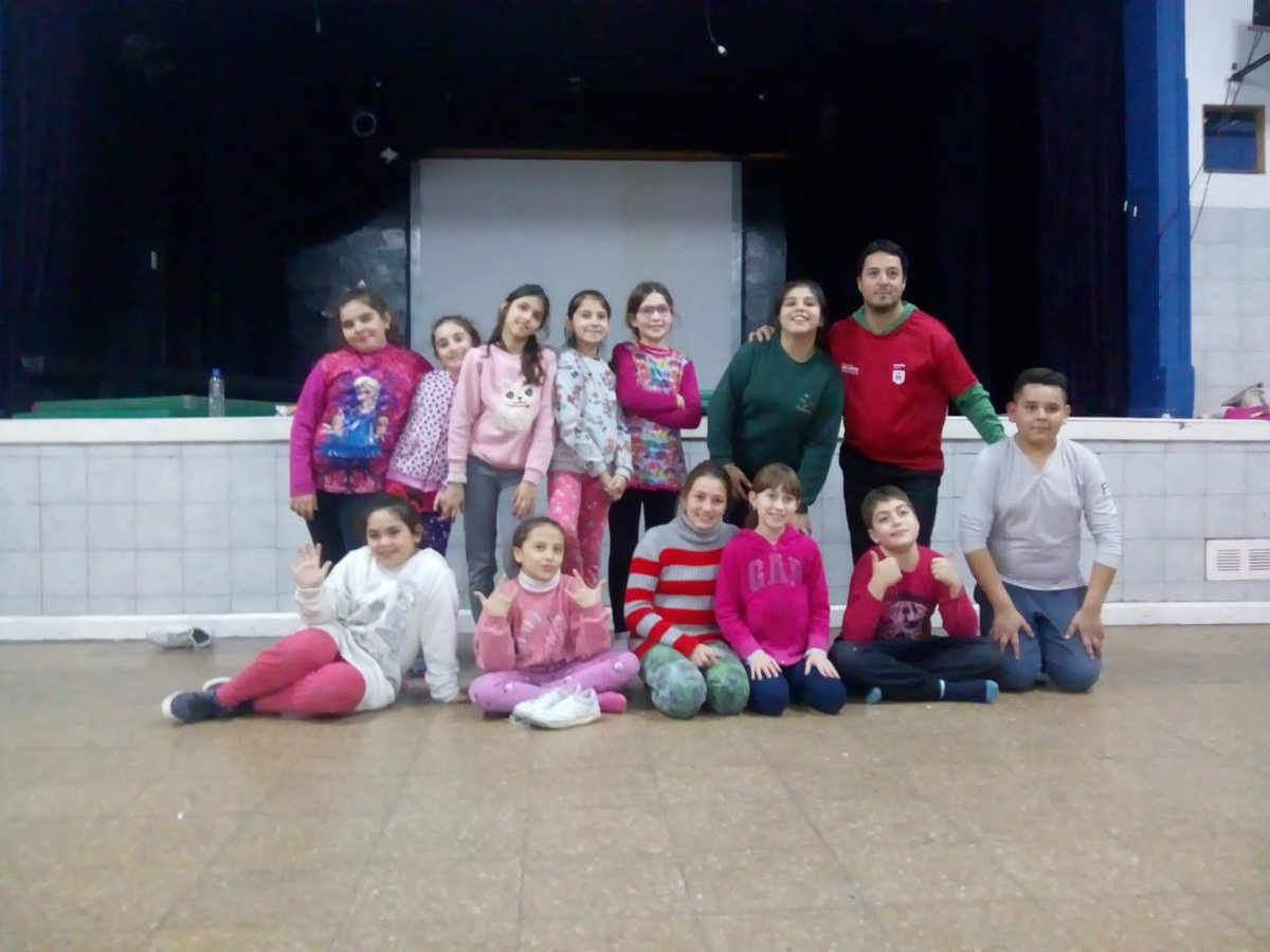 DeportesMoron's tweet photo. FELICES CON LAS ESCUELAS DE DEPORTES
Los chicos se divierten haciendo deporte después de las clases. Hockey, vóley y gimnasia son algunas disciplinas que practican con profesores de la Dirección de Deportes y Recreación. https://t.co/SAbtcfPBAj