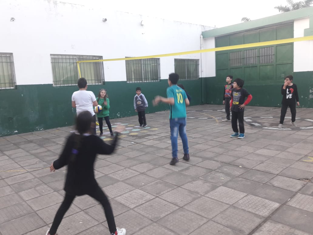 FELICES CON LAS ESCUELAS DE DEPORTES
Los chicos se divierten haciendo deporte después de las clases. Hockey, vóley y gimnasia son algunas disciplinas que practican con profesores de la Dirección de Deportes y Recreación.