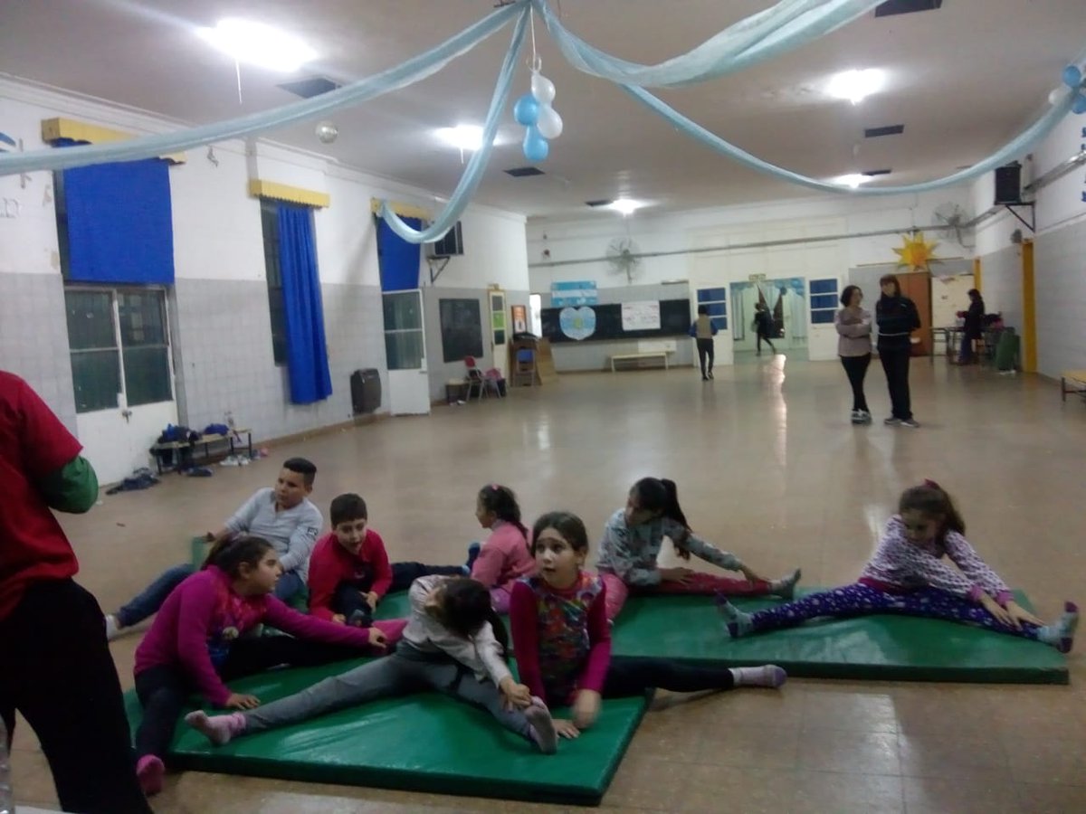 DeportesMoron's tweet photo. FELICES CON LAS ESCUELAS DE DEPORTES
Los chicos se divierten haciendo deporte después de las clases. Hockey, vóley y gimnasia son algunas disciplinas que practican con profesores de la Dirección de Deportes y Recreación. https://t.co/SAbtcfPBAj