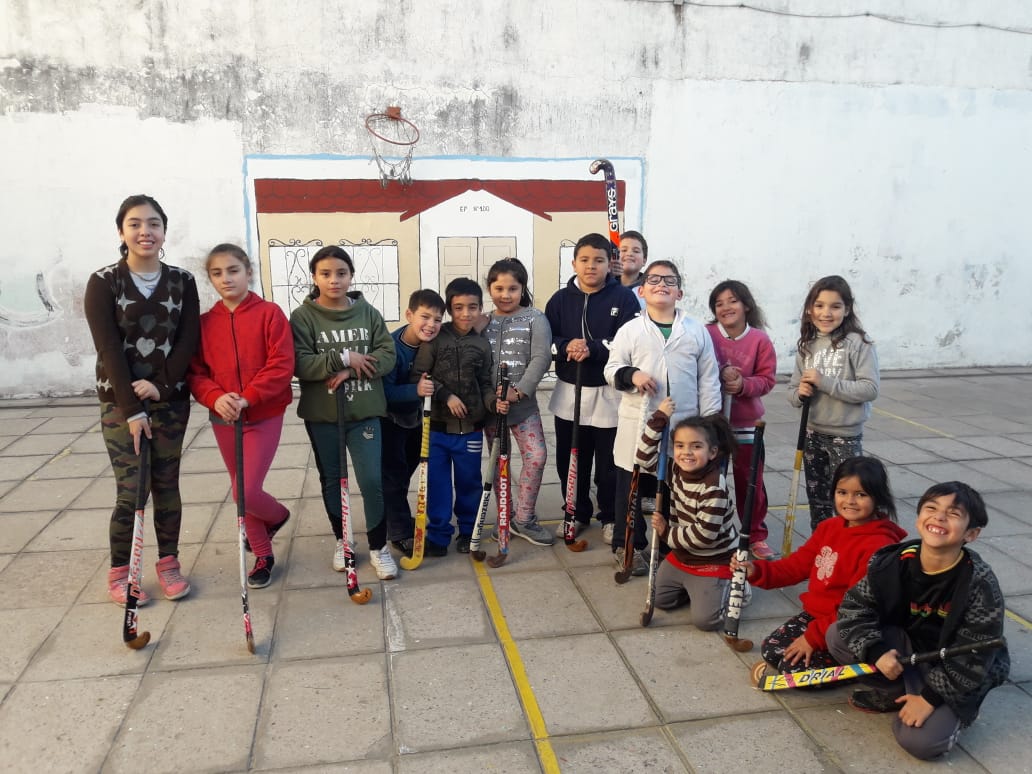 DeportesMoron's tweet photo. FELICES CON LAS ESCUELAS DE DEPORTES
Los chicos se divierten haciendo deporte después de las clases. Hockey, vóley y gimnasia son algunas disciplinas que practican con profesores de la Dirección de Deportes y Recreación. https://t.co/SAbtcfPBAj