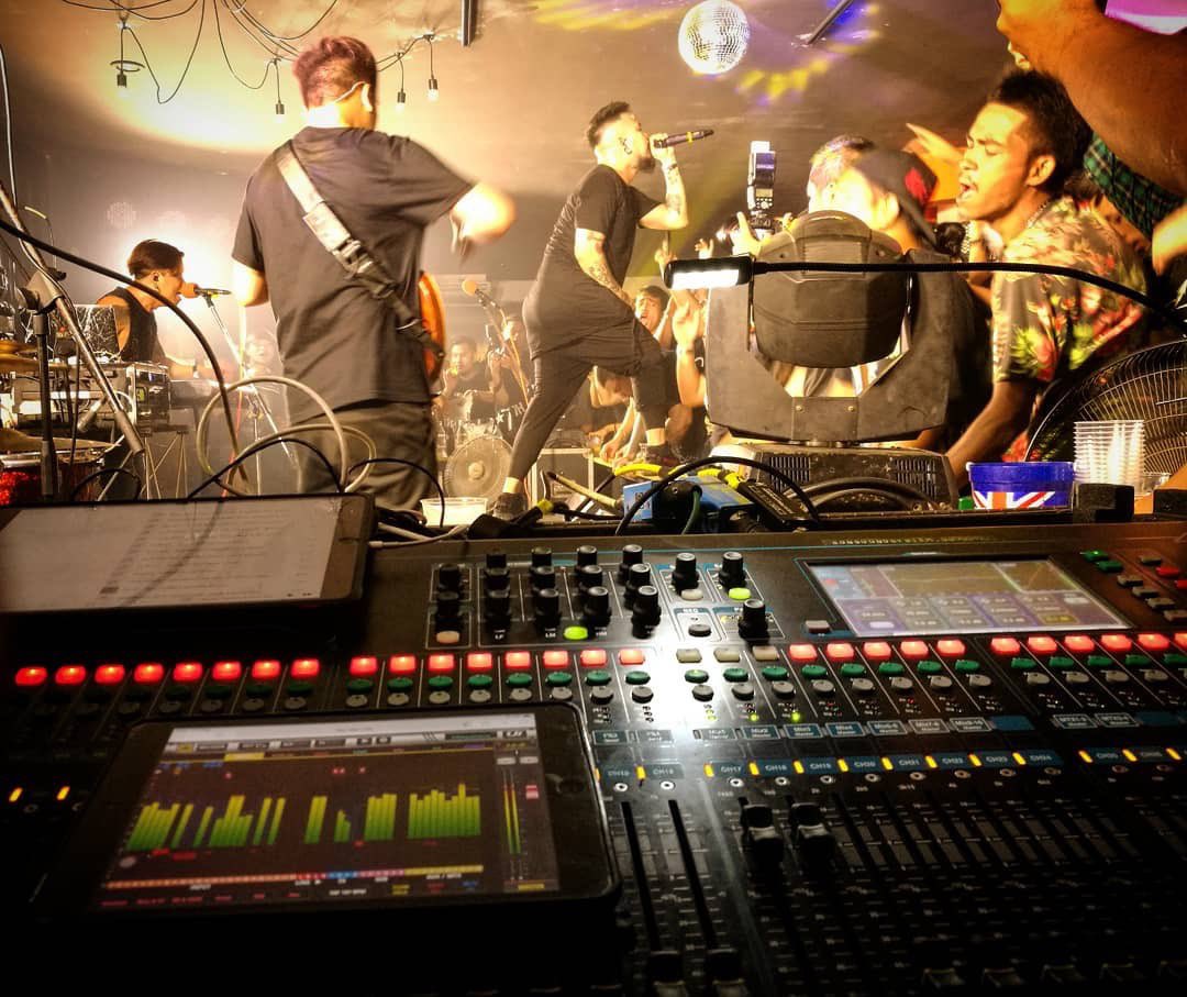 Retrospectrock's tweet photo. หาดใหญ่คืนนี้...อย่างมันส์ ไว้เจอกันใหม่นะทุกคน!!! #retrospectrock 📸 @aey_upbeatstudio https://t.co/g2T2CyUfQv