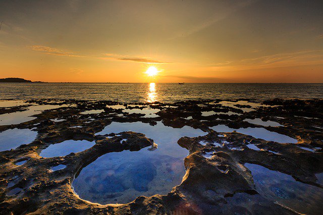 RosettaYorke's tweet photo. 🐢🐢🙂Think positive, #turtlewriters! Every word you write counts, remember! They all add up! Turtles may be slow, but we always get there in the end! So go on, write your story - one word, one sentence at a time!🍀Good luck! *hugs*🙂🐢🐢 https://t.co/sqlYgTsWNs