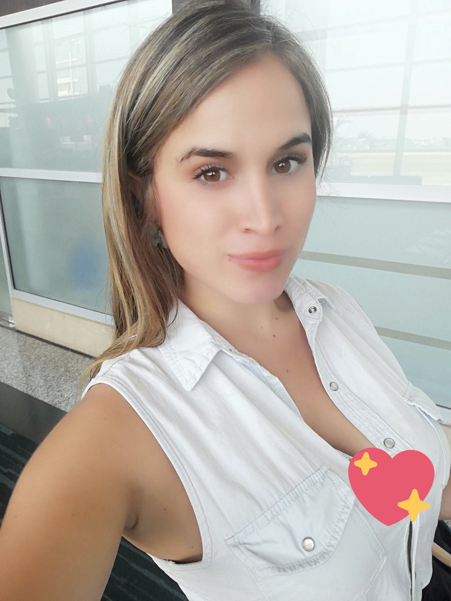 NicolCordova_'s tweet photo. Para quien ama su trabajo, no hay feriados. A Quitofff por trabajo y voy porque hay muchos retos por cumplir ❤️ #Quitofff https://t.co/UZJ5GIIvqW
