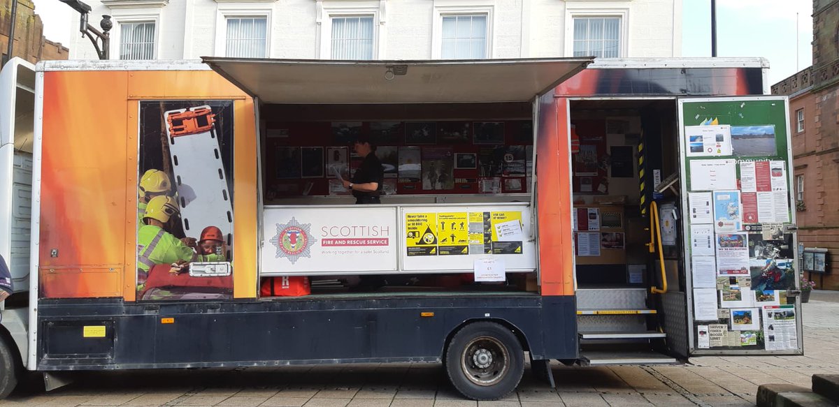 NithsdalePolice's tweet photo. #Dumfries Community Cops are in Queensberry Square at @YOUTHWORKDG  Pop up Village. Our partners @DGfire_safety &amp; @dgcouncil are here too. Come along &amp; see whats going on. #sumosuits #mypod #partnershipworking #communitypolicing https://t.co/tJxmAoz3Lj