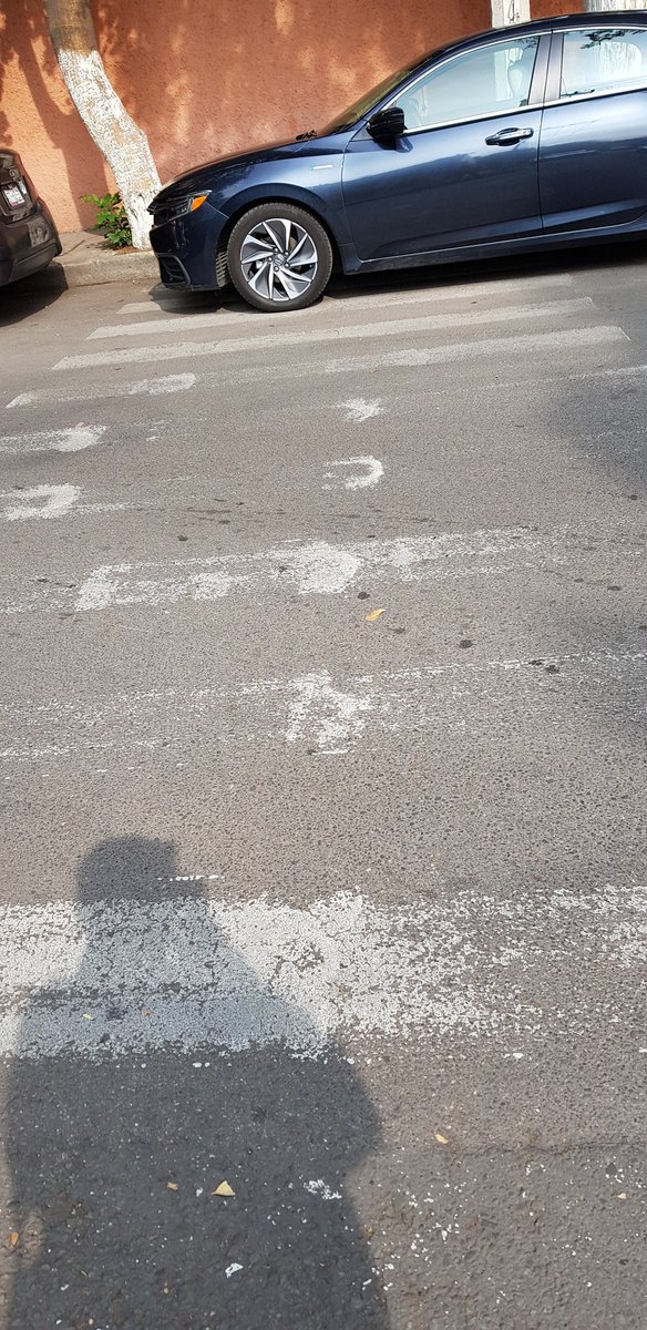 debflor41's tweet photo. Ya en varias ocasiones se ha reportado a los franeleros que permiten se estacionen vehículos en los pasos de peatones la, mayoría 3ra edad, en las inmediaciones del hospital de PEMEX Azcapotzalco al pedir se respete las cebras a esos hombres contestan con groserías https://t.co/iJpBIhJ3Hb