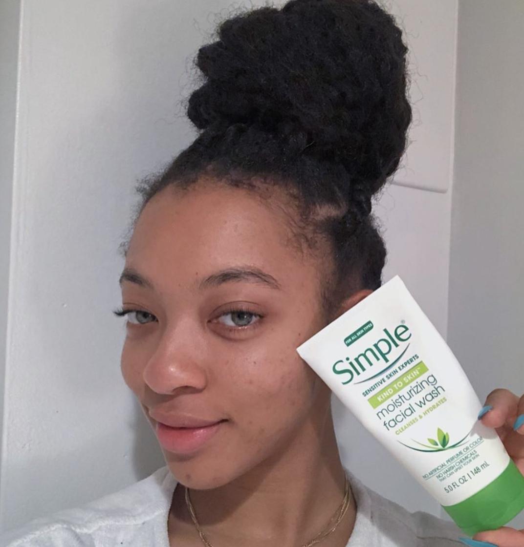 SimpleSkinUS's tweet photo. Repost from #simplepartner @ZoleeG 💚
“My mom is an esthetician, so skincare and proper hygiene have been instilled in me since adolescence. I actually enjoy taking care of my skin after a long day of wearing make up or being outdoors, it’s therapeutic". https://t.co/Jwjbmur8X7