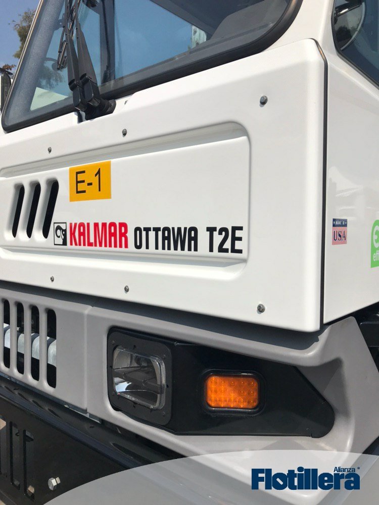 Flotillera's tweet photo. Christopher García @CHRISGAREN responsable de @SitsaMex a nivel nacional dio a conocer que el camión @Kalmarglobal #OttawaT2E es un equipo 100% de tecnología verde, capaz de soportar jornadas de 24 hr. con cargas mínimas de 30 min. y de arrastrar hasta 65 toneladas. https://t.co/kKhvLstu2b