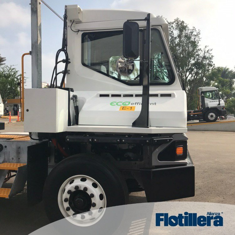 Flotillera's tweet photo. Christopher García @CHRISGAREN responsable de @SitsaMex a nivel nacional dio a conocer que el camión @Kalmarglobal #OttawaT2E es un equipo 100% de tecnología verde, capaz de soportar jornadas de 24 hr. con cargas mínimas de 30 min. y de arrastrar hasta 65 toneladas. https://t.co/kKhvLstu2b