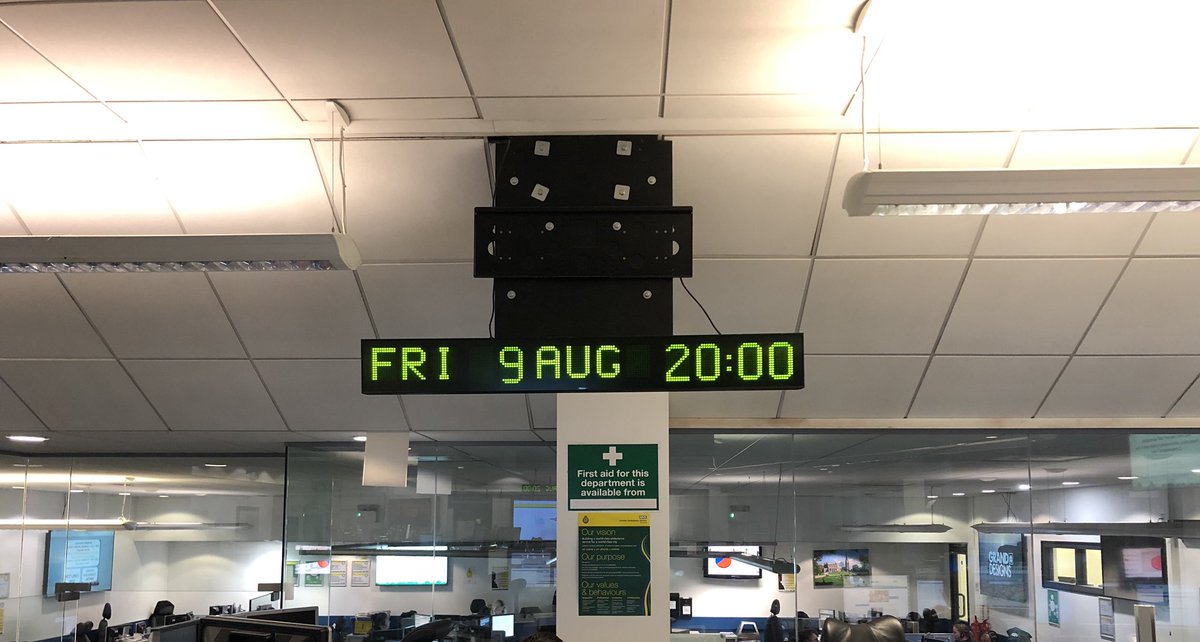 Ldn_Ambulance's tweet photo. We’ve hit 4,500 calls today already, and it’s getting busier now. 

Our dispatch desk are working really hard to make sure that the most serious and life threatening calls get an ambulance first #999LIVE https://t.co/FNPyK0OIdZ