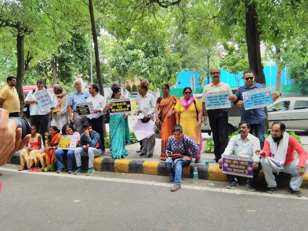 Trendsetting123's tweet photo. Today 09 Aug, 2019 we Protested in Delhi to #BANEVM
We marched from Mandi House to Jantar Mantar, we had a good crowd full of Josh, Chanting #EVM QUIT INDIA & #BackToBallot
@KPadmaRani_1 @monikapahwa @ShabnamHashmi @WuntakalL
@IamArrtiPuuri @AmritaDhawan1
@lawyerkhanmd https://t.co/vCmTgPpjSX