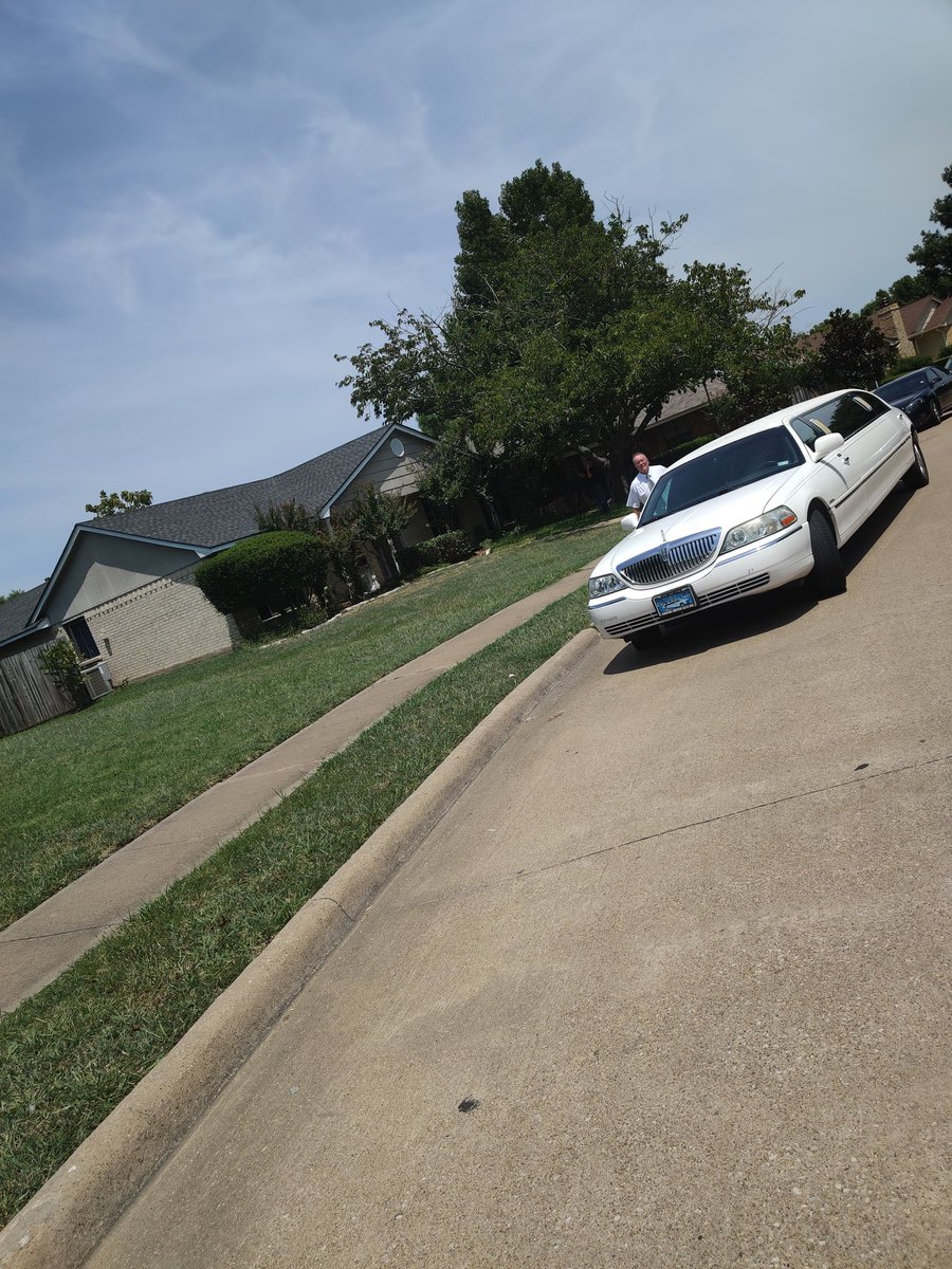 MrsCharles2nd's tweet photo. Wedding preparations witnessed on our community walk#austinmisd https://t.co/0EPKrLnPib