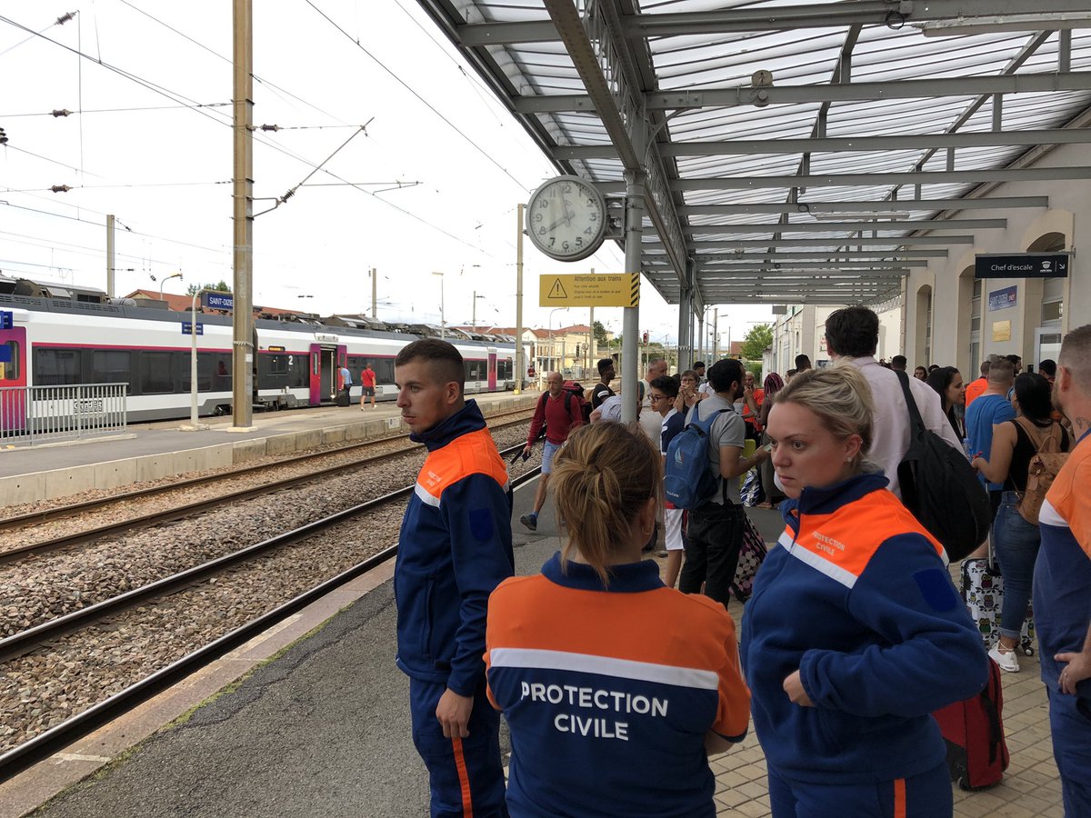 ProtecCivile52's tweet photo. ⚠️ #Declenchement des équipes de la Protection Civile de #HauteMarne en Gare @SNCF de #SaintDizier pour assister plus de 150 voyageurs bloqués suite aux intempéries.
➡️ https://t.co/rMQBB0SIs2 https://t.co/1y0Xa6r4M2