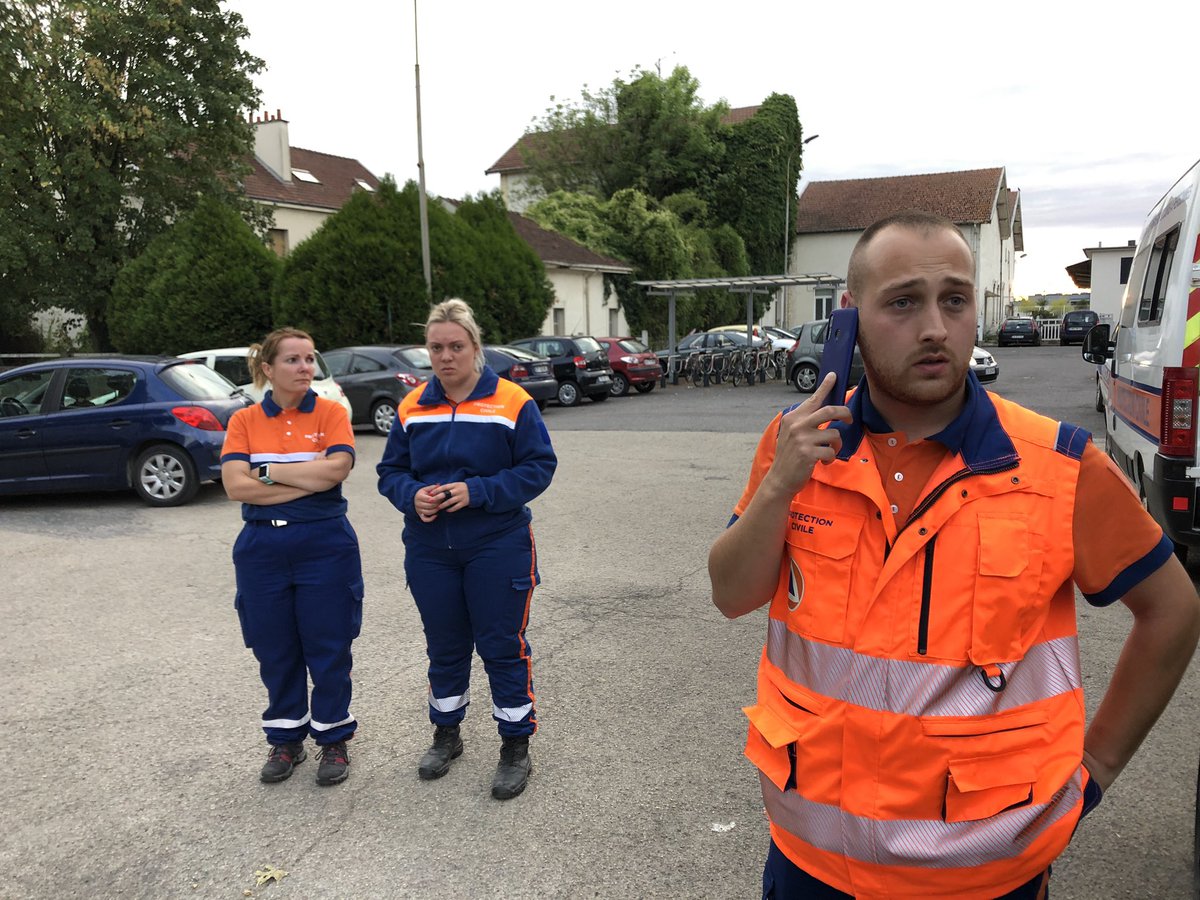 ProtecCivile52's tweet photo. ⚠️ #Declenchement des équipes de la Protection Civile de #HauteMarne en Gare @SNCF de #SaintDizier pour assister plus de 150 voyageurs bloqués suite aux intempéries.
➡️ https://t.co/rMQBB0SIs2 https://t.co/1y0Xa6r4M2