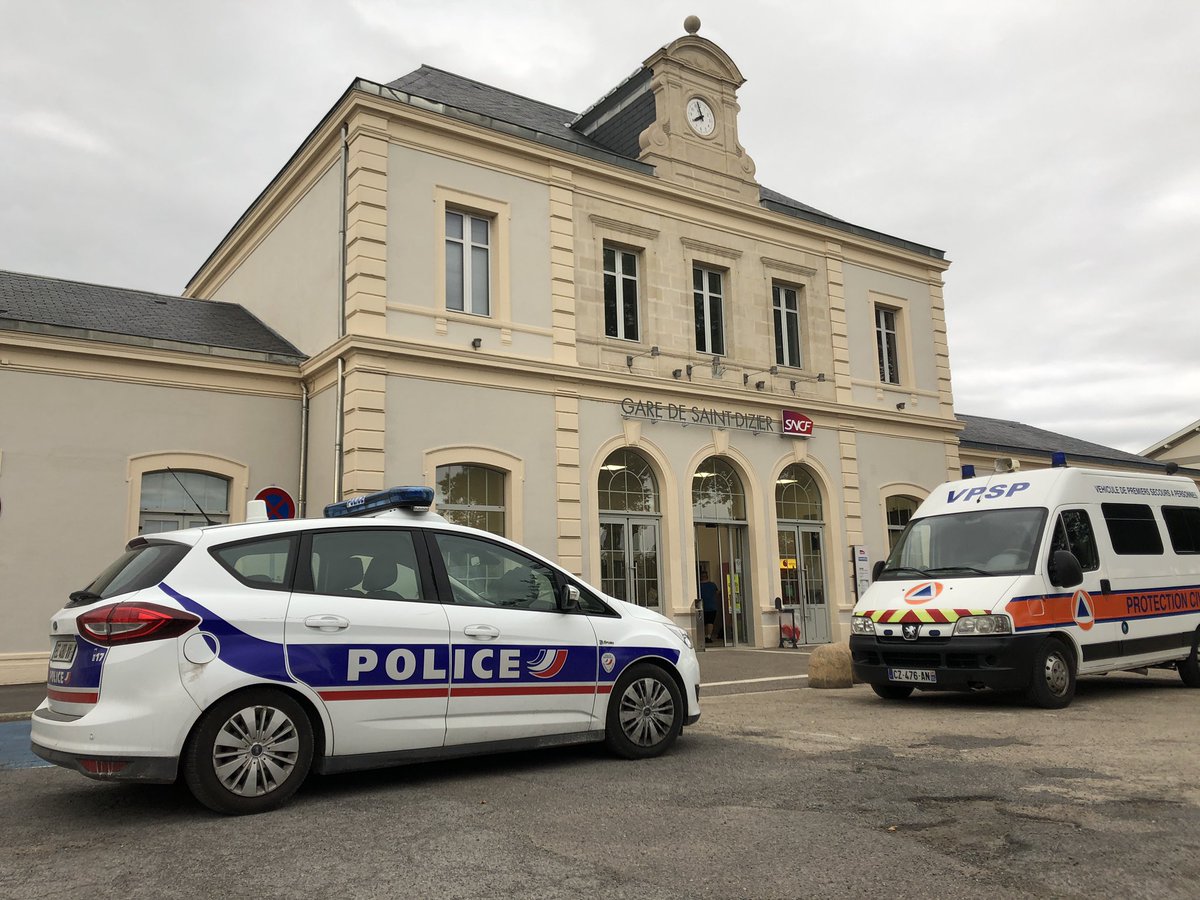 ProtecCivile52's tweet photo. ⚠️ #Declenchement des équipes de la Protection Civile de #HauteMarne en Gare @SNCF de #SaintDizier pour assister plus de 150 voyageurs bloqués suite aux intempéries.
➡️ https://t.co/rMQBB0SIs2 https://t.co/1y0Xa6r4M2